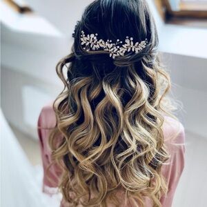 Elegant Hair Accessory with Crystal Detailing